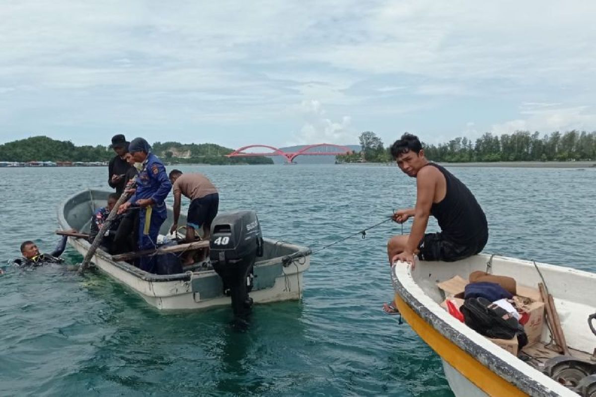 Ditpolair Polda Papua bantu PT AMJ pasang  pipa bawa laut ke Enggros