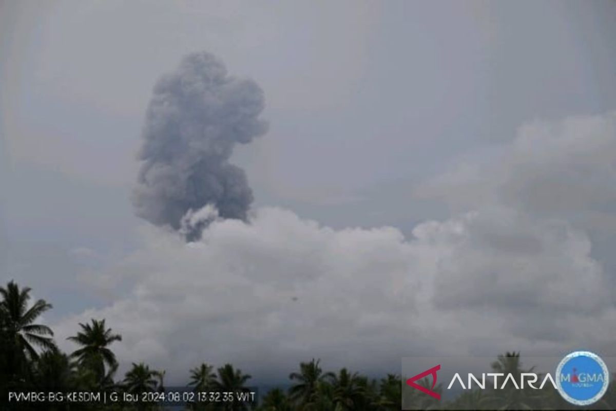 Gunung Ibu meletus enam kali beruntun hari ini, zona bahaya 4 km