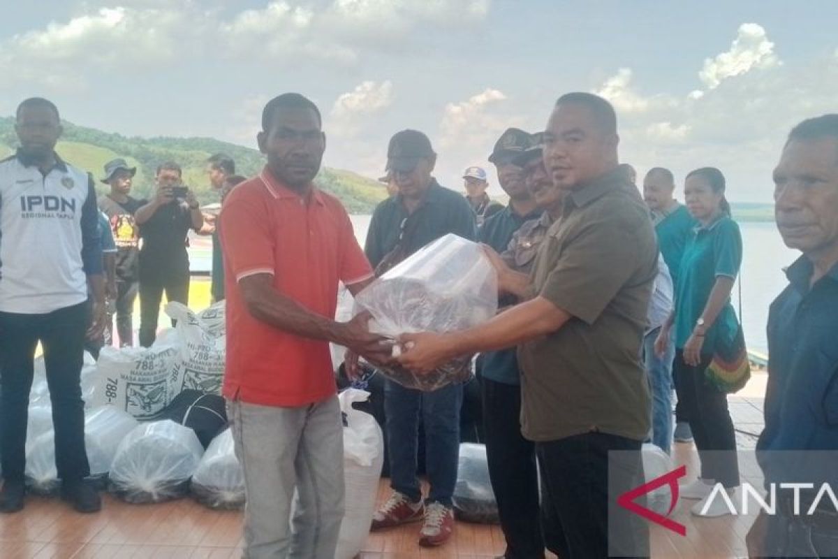 Pemkab Jayapura berikan bantuan motor tempel 2 GT nelayan Danau Sentani