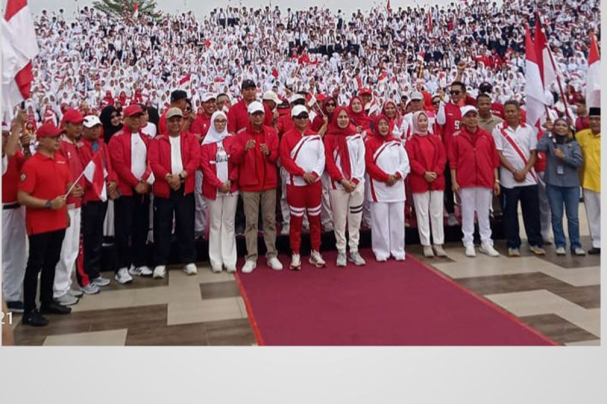 Ribuan warga Mataram sukseskan Gerakan pembagian 10 Juta Bendera merah putih sambut HUT RI