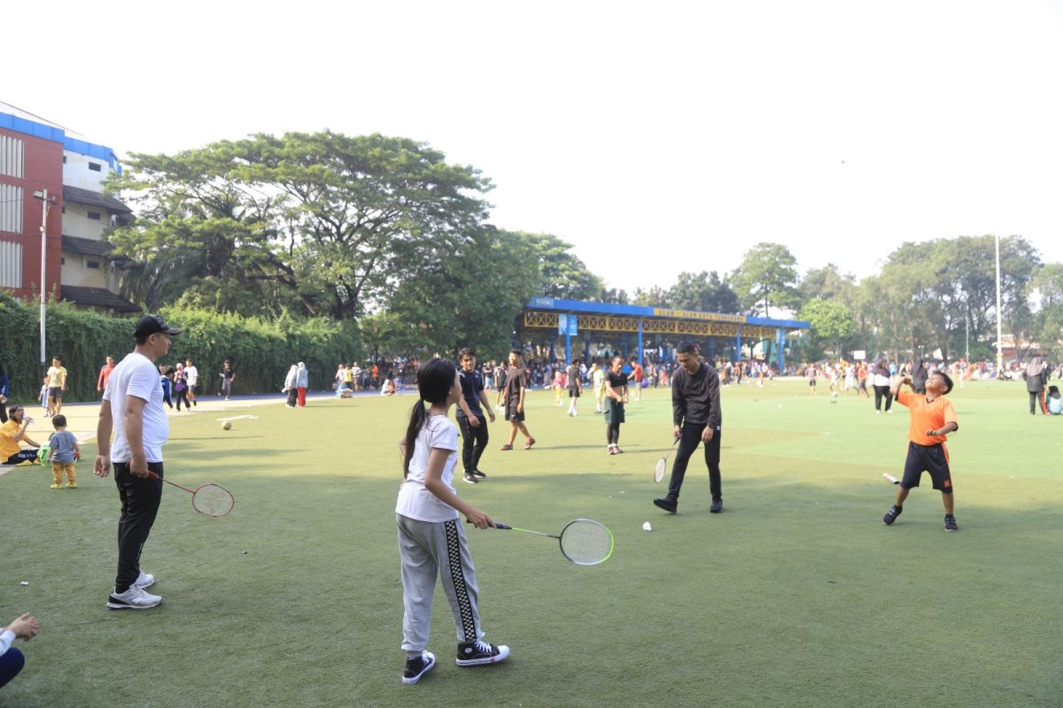 DPUPR Tangerang lakukan peremajaan rumput Alun-Alun Ahmad Yani