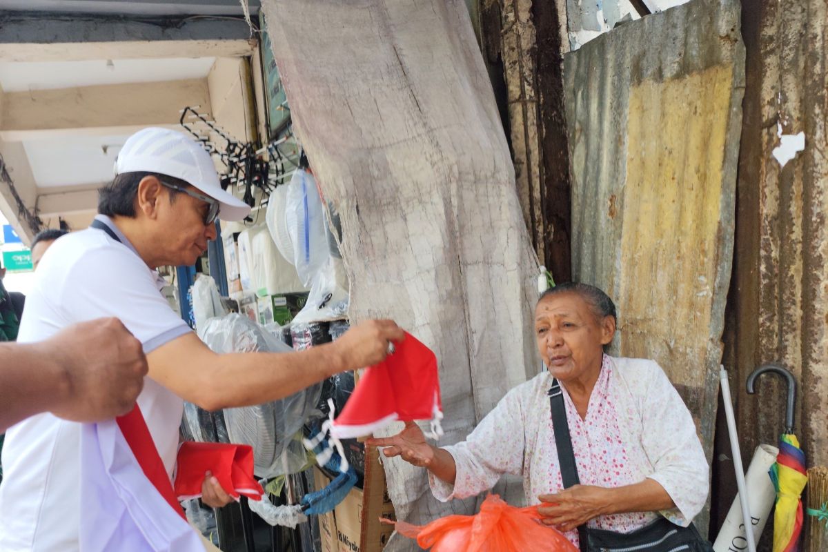 Tingkatkan patriotisme, Pemprov Maluku bagi 6.300 bendera merah putih jelang hari kemerdekaan