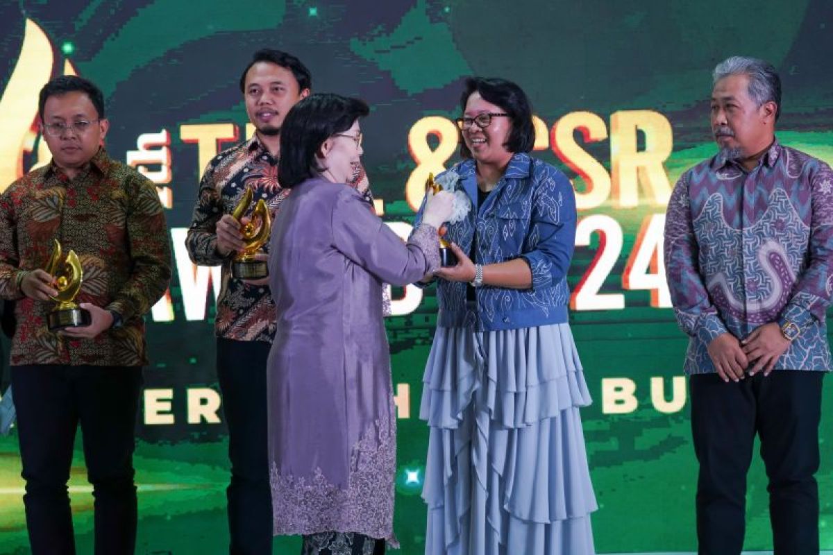 Terminal Petikemas Surabaya raih penghargaan TJSL & CSR Award