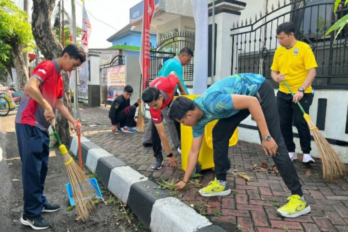 HUT Ke-79 Pengayoman, Kemenkumham Jateng bersihkan lingkungan