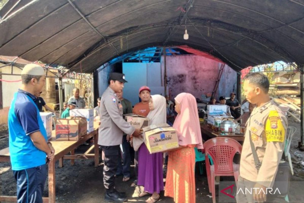 Polisi bantu empat korban kebakaran rumah di Mukomuko