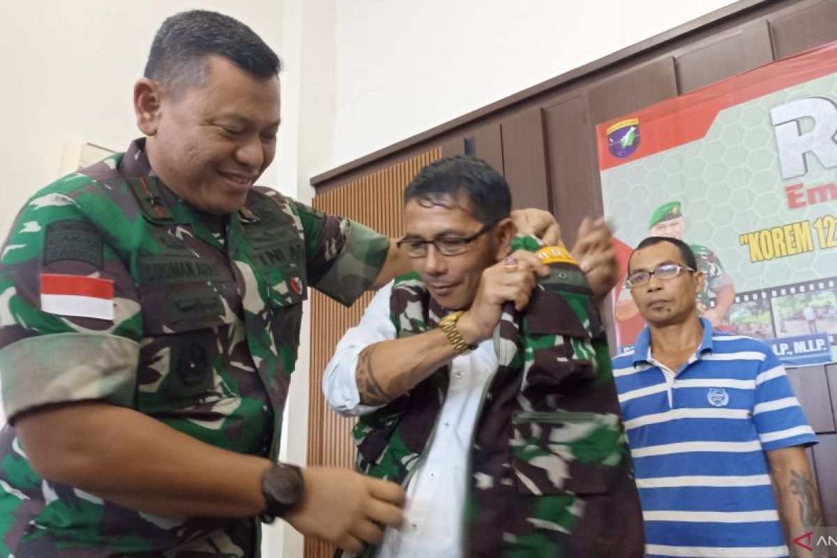 Indonesian Army engages locals in war on drugs along border