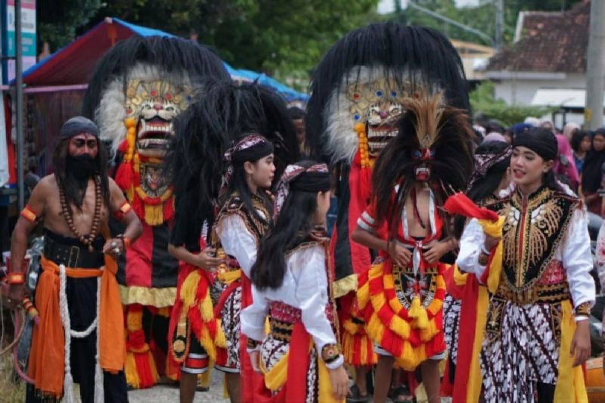 "Nguri-nguri" seni tradisional, Semen Gresik dampingi Reog SWW