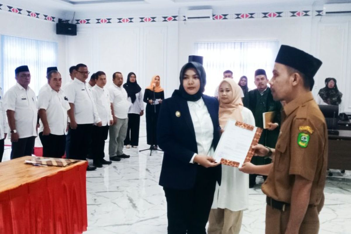 Wabub Madina lantik 11 kepala puskesmas dan sembilan kepala sekolah