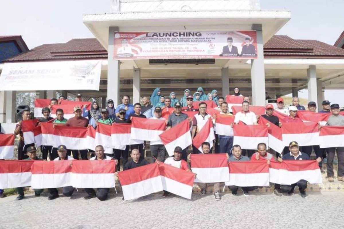 Pemkab Aceh Timur bagikan bendera merah putih kepada masyarakat