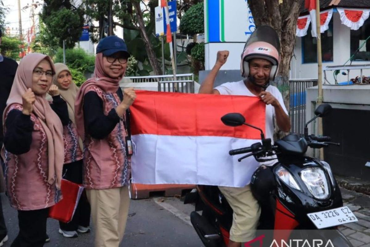 Diskominfotik Kota Banjarmasin bagikan puluhan Bendera Merah Putih secara gratis