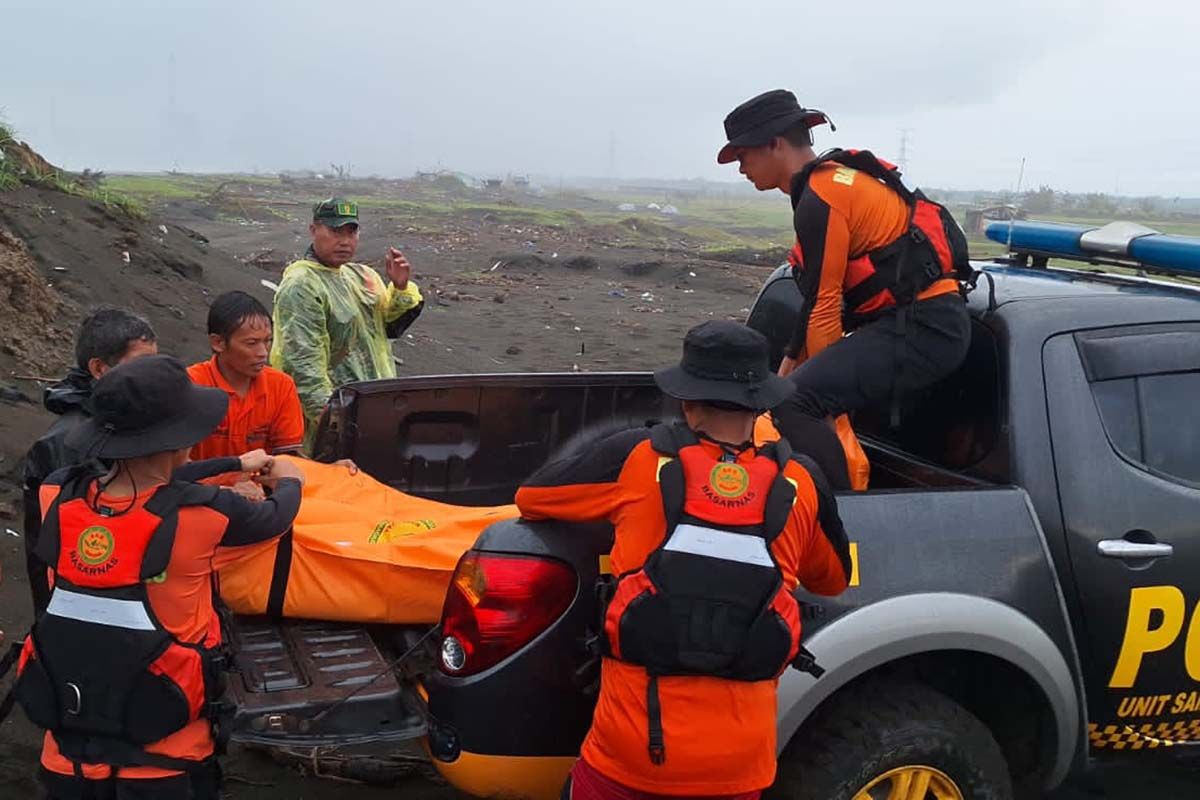 Basarnas evakuasi tiga nelayan korban kecelakaan perahu di Cilacap