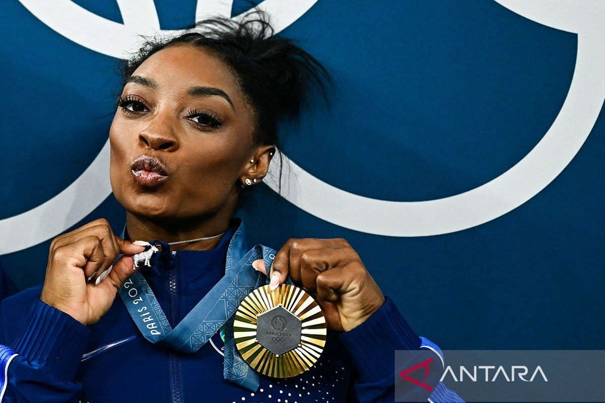 Biles rayakan status "GOAT" dengan kalung kambing dan emas keenam