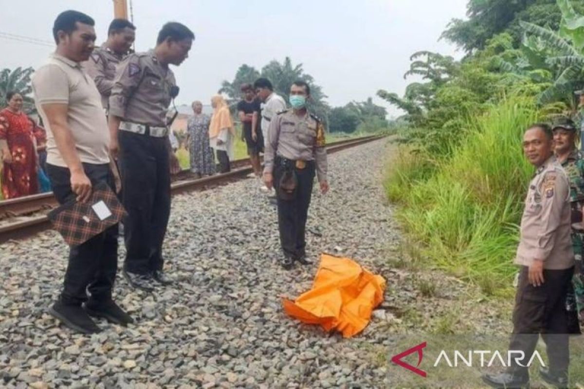 Polisi evakuasi seorang pria tewas ditabrak kereta api di Deli Serdang