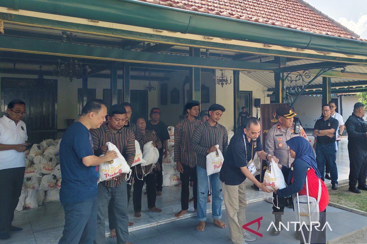 Panitia Piala Presiden bagikan ribuan paket sembako kepada warga Solo