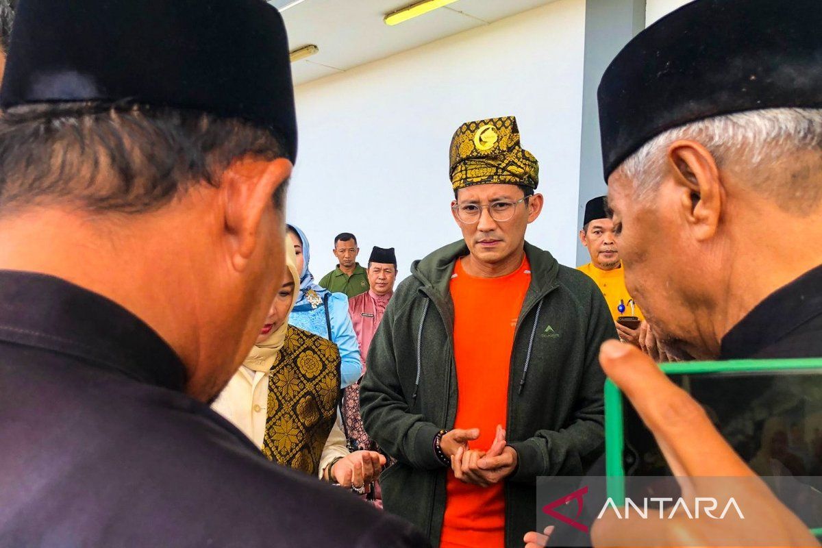 Pemkab Natuna menyambut kedatangan Menparekraf dengan adat melayu