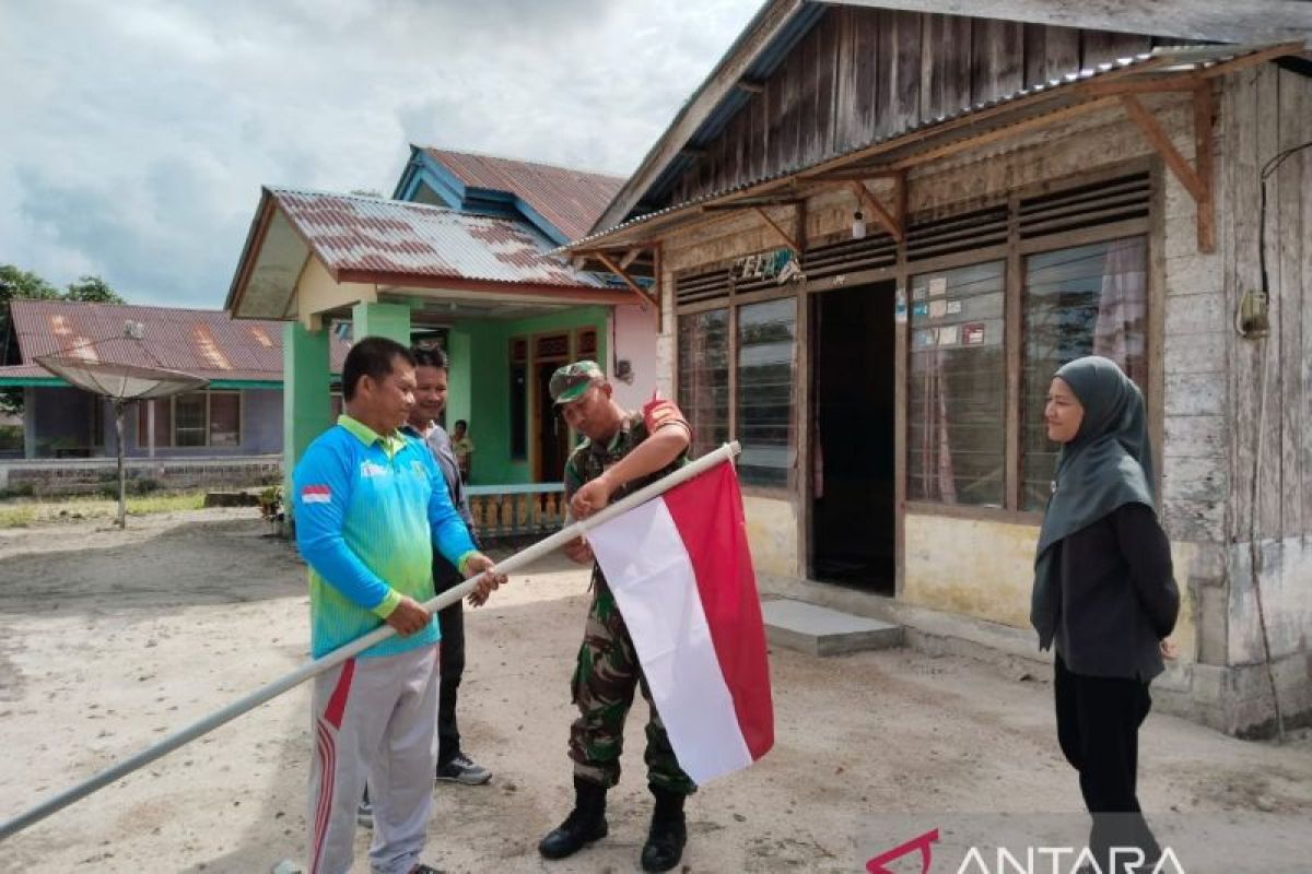 Personel Kodim 0414/Belitung bagikan bendera Merah Putih