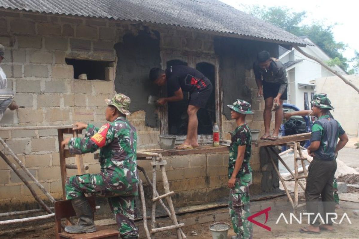 Anggota Satgas TMMD ke-121 Kodim 0413/Bangka kejar target pengerjaan RTLH