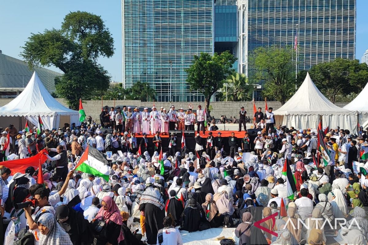 Massa menggelar aksi Bela Palestina di depan Kedubes AS di Jakarta