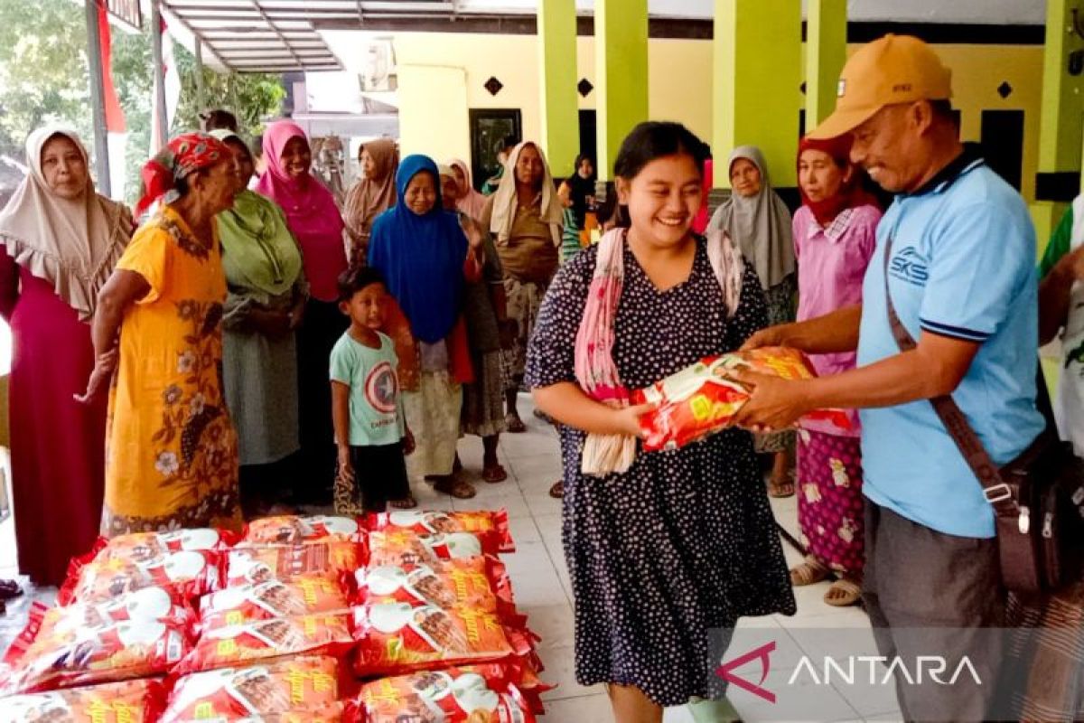 Ratusan warga di Situbondo terima bantuan  sembako dari perusahaan