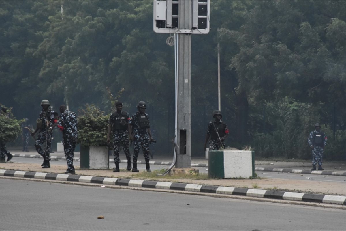 Belasan pemprotes anti pemerintah tewas, Nigeria berlakukan jam malam