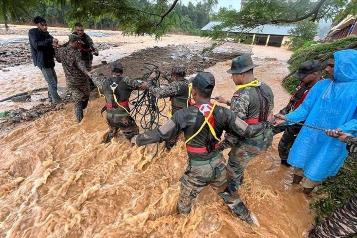 Tim penyelamat lanjutkan pencarian 200 korban longsor di Kerala, India