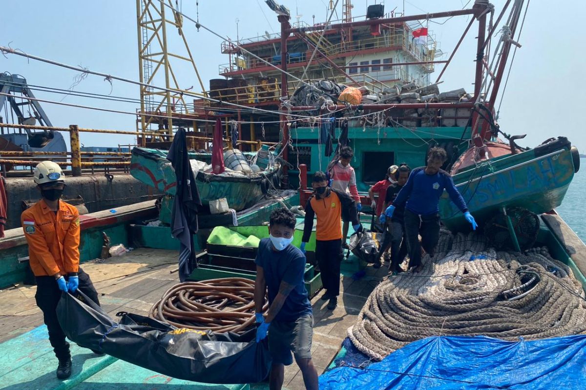 Ditpolairud Polda Banten evakuasi enam nelayan meninggal di KM Sri Mariana