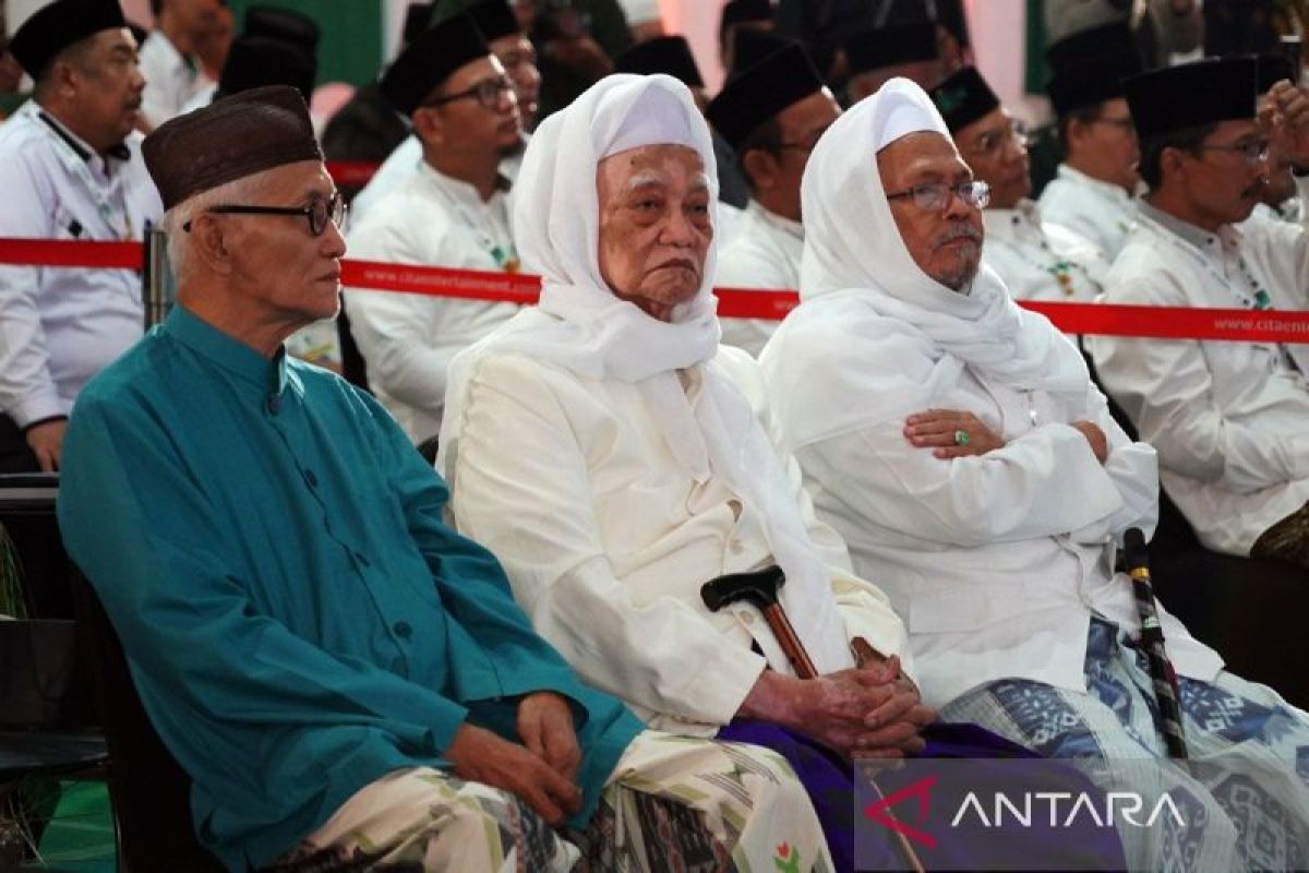 Konferwil NU Jatim tetapkan K.H. Anwar Manshur sebagai Rais Syuriah