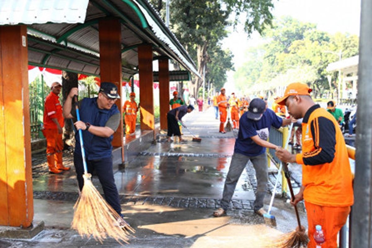 Seratus lebih personel gabungan bersihkan sekitar Monas