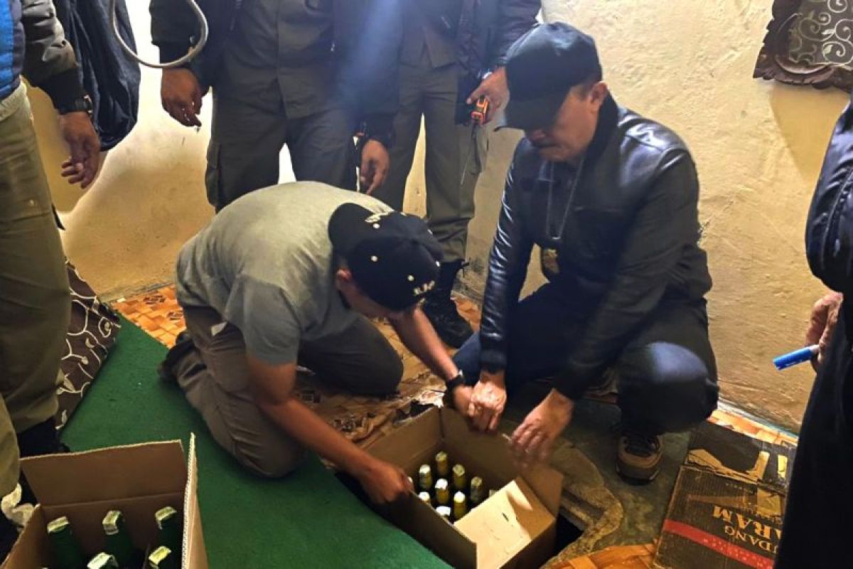 Satpol PP temukan bunker minuman keras di bawah tanah