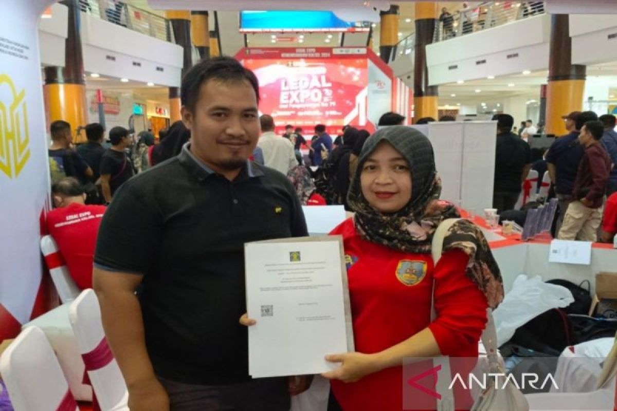 Kemenkumham Kalsel serahkan sertifikat merek pada Legal Expo 2024