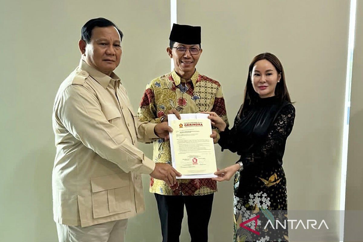 Prabowo serahkan surat rekomendasi kepada pasangan Amsakar-Li Claudia