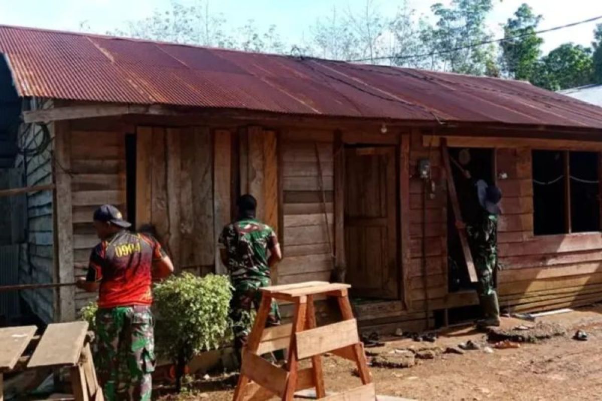 Kodim Paser perbaiki  dua rumah tidak layak huni