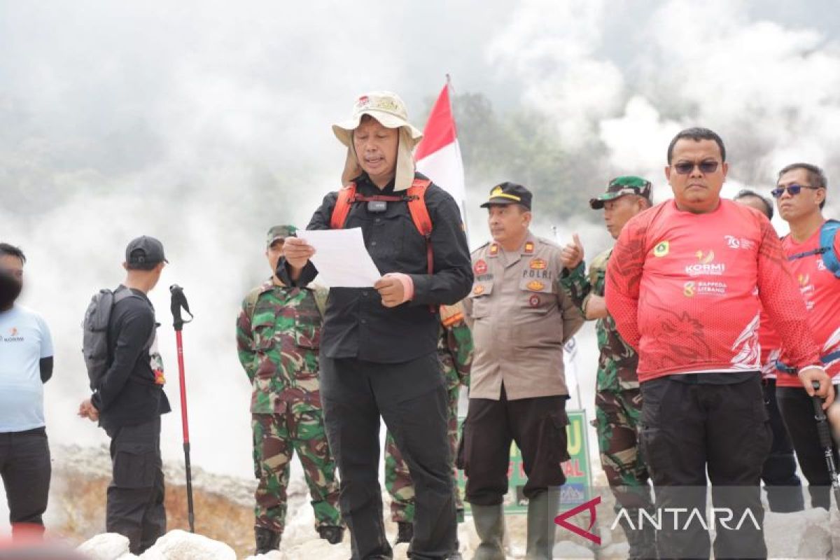 Pj Bupati Bogor bacakan manifesto lingkungan hidup saat pendakian di Gunung Salak