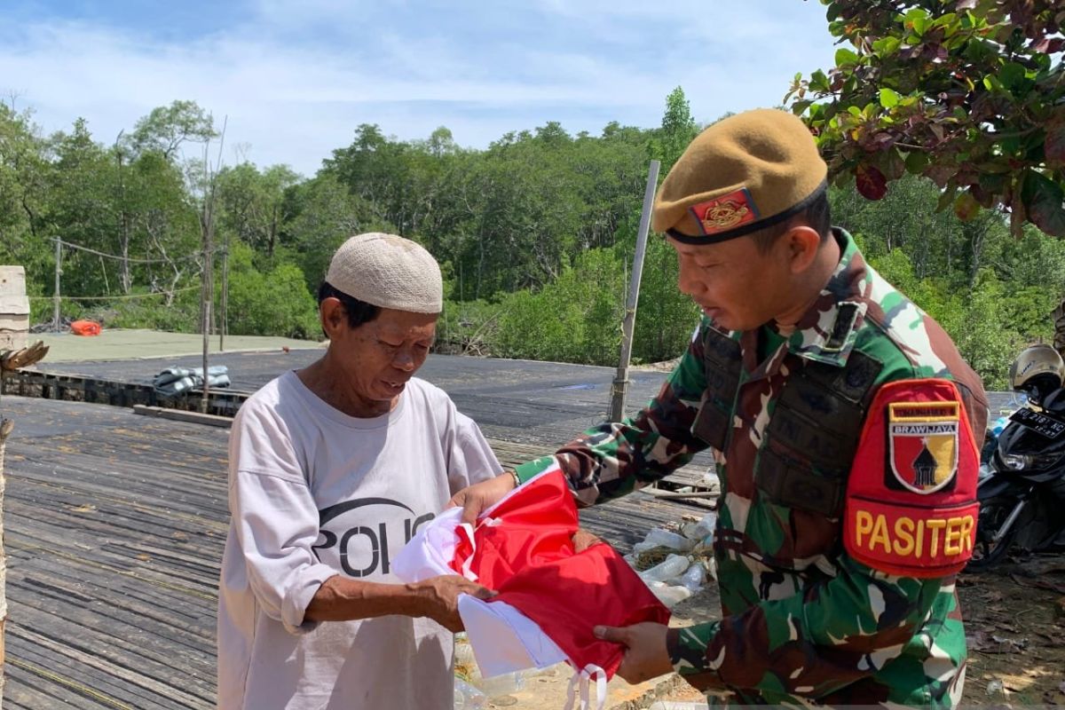 Pemkab dan Satgas Pamtas bagikan bendera Merah Putih di pesisir Nunukan