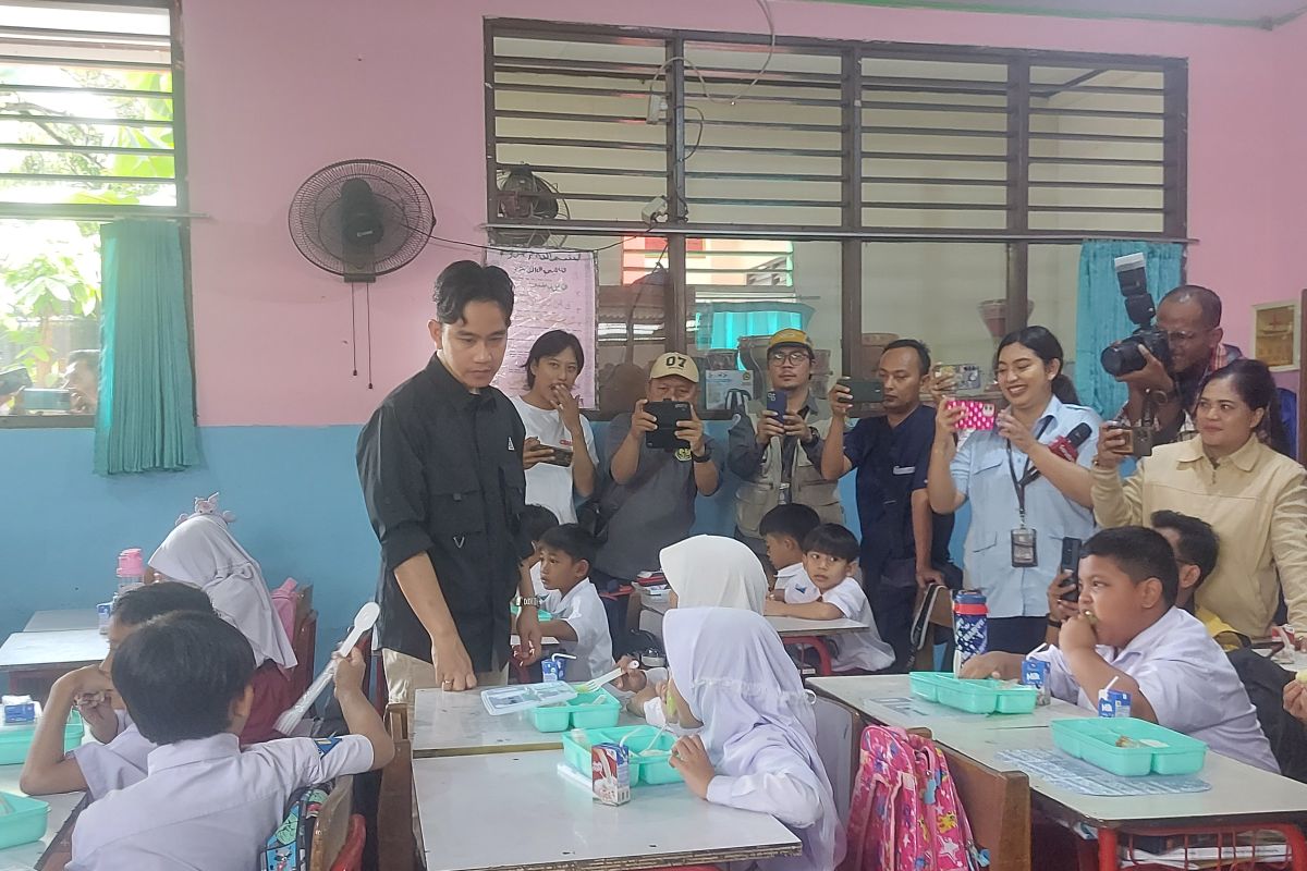 Gibran pantau uji coba makan gratis di Kota Tangerang