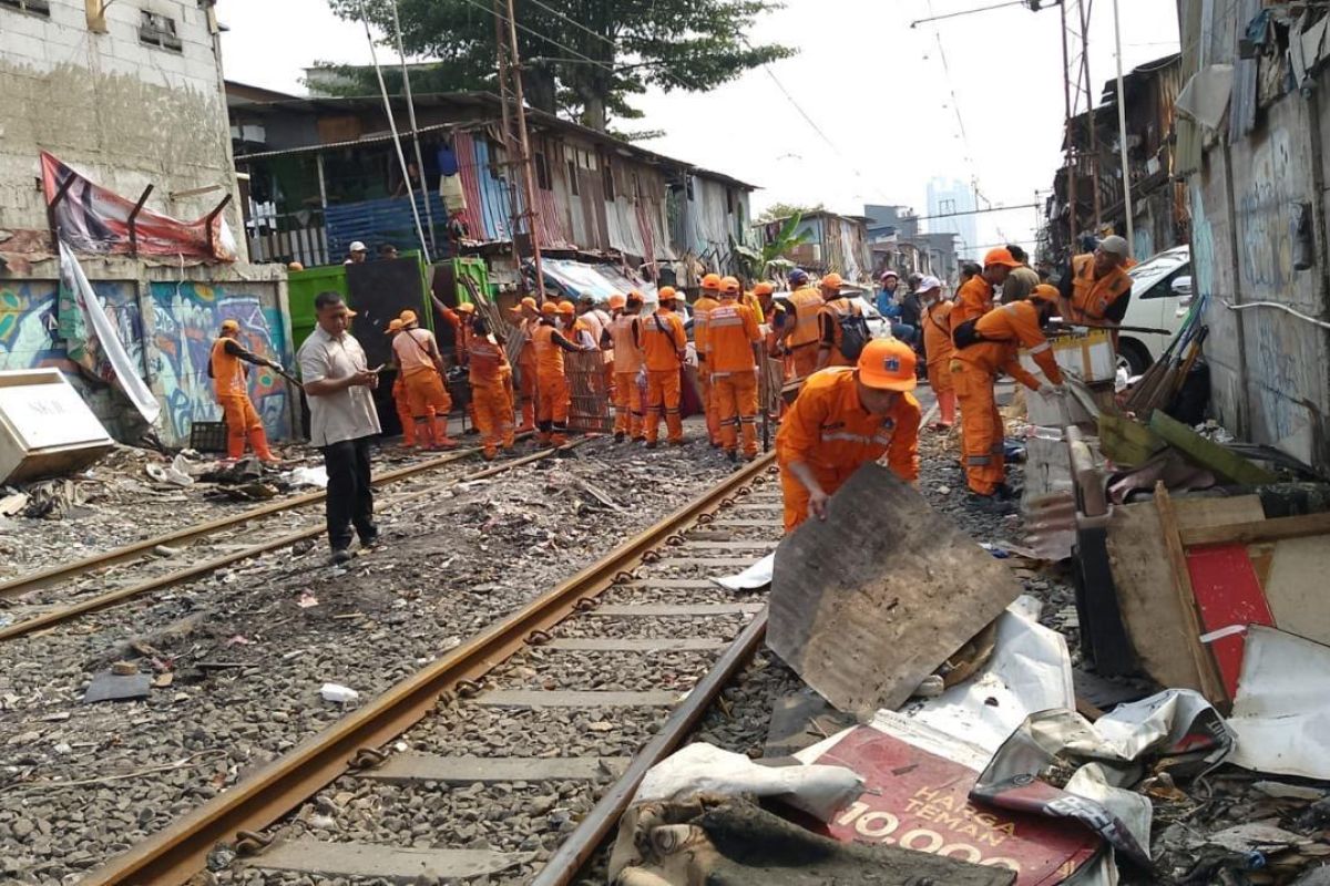 KAI Daop 1 edukasi warga soal buang sampah di atas kereta api