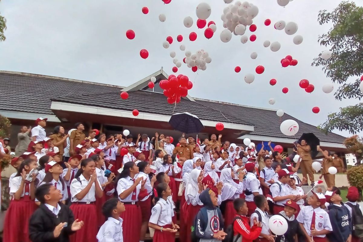 Pemkot Ambon bagikan bendera merah putih di desa dan  kelurahan