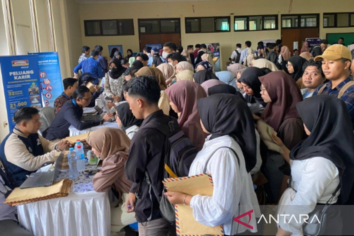 Pemkab Bangkalan tekan pengangguran dengan informasi lowongan kerja