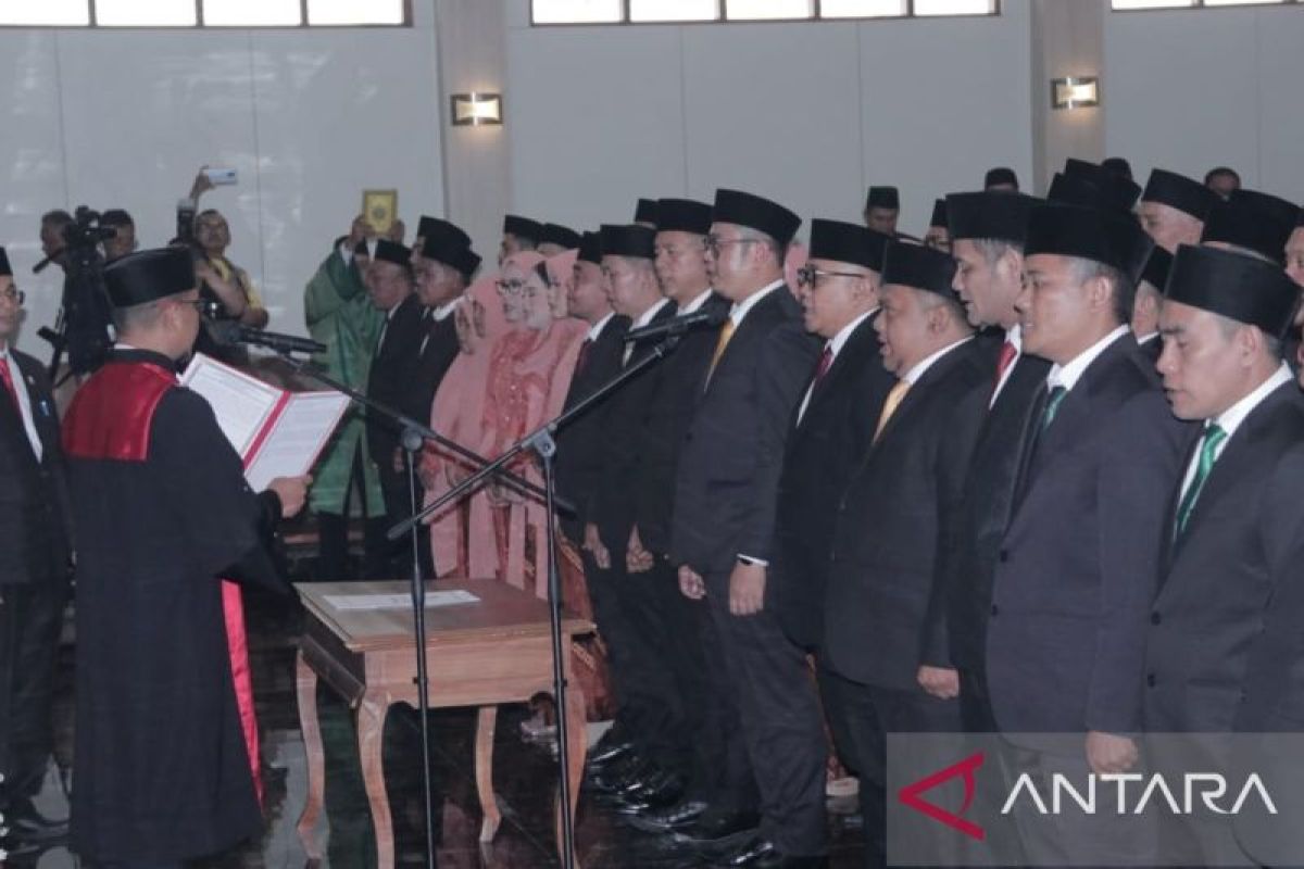 50 anggota DPRD Kabupaten Sukabumi periode 2024-2029 dilantik dan diambil sumpah