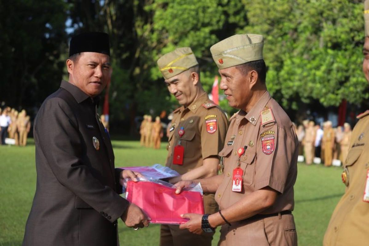 10 juta bendera untuk warga Lampung Barat