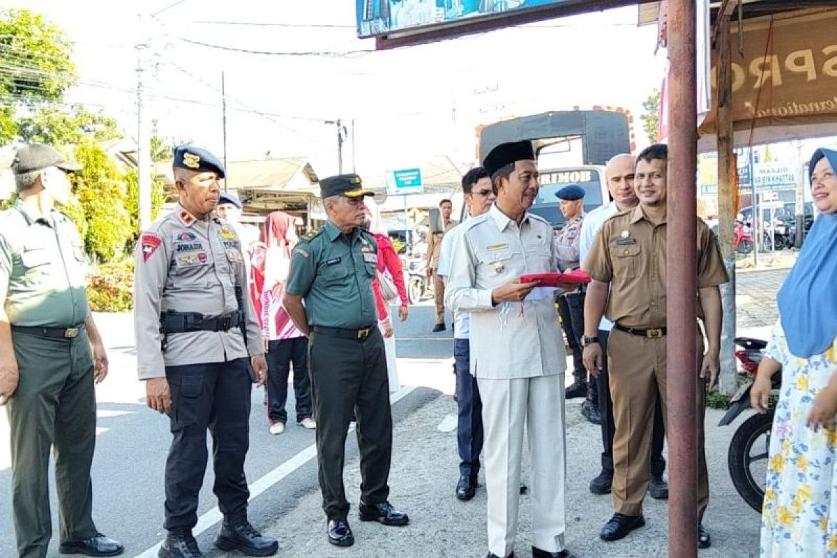 Pemkab Pasaman Barat bagikan Bendera Merah Putih kepada masyarakat