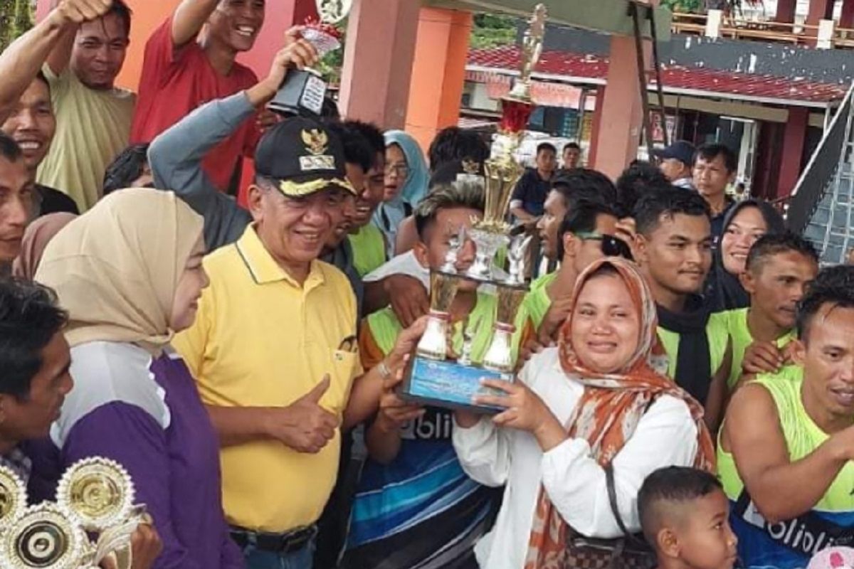 Bupati Rusma Yul Anwar tutup lomba selaju sampan Pesisir Selatan 2024