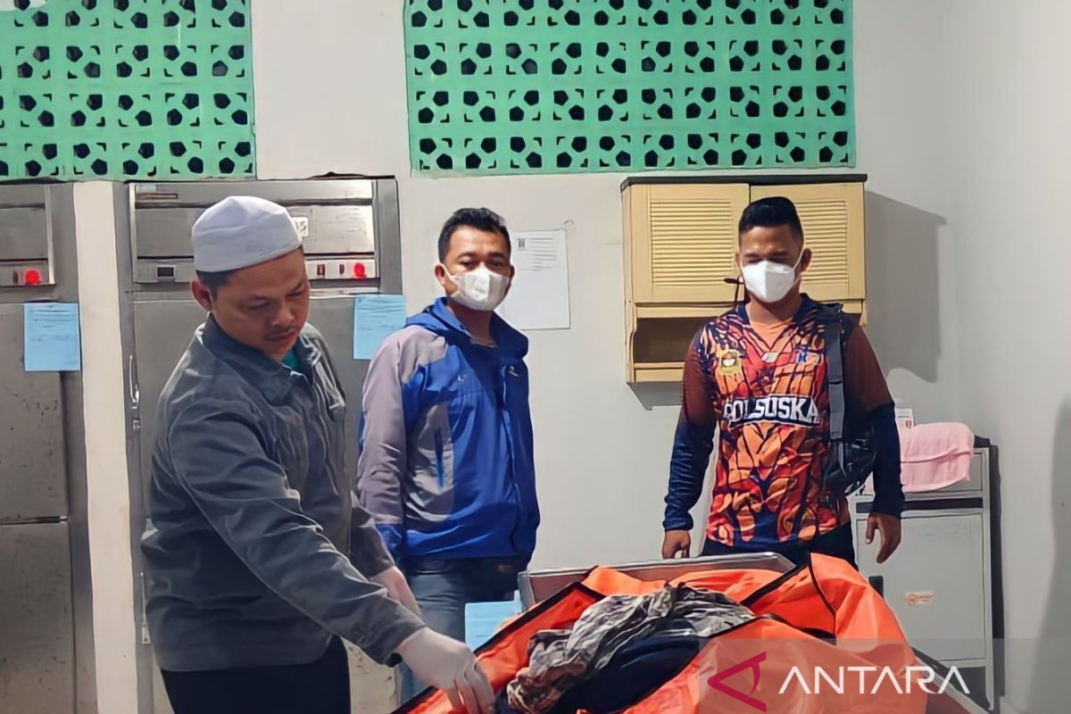 Polisi evakuasi mayat perempuan korban tertabrak kereta api