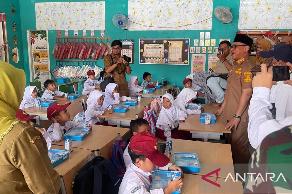 Pemkot Cilegon lakukan uji coba makan bergizi gratis di SDN Kedaleman 4