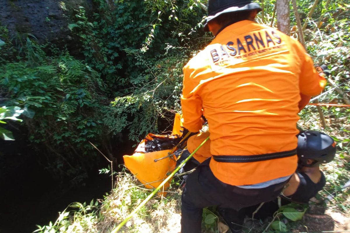 Tim SAR Mataram evakuasi korban yang jatuh dari tebing di Lombok