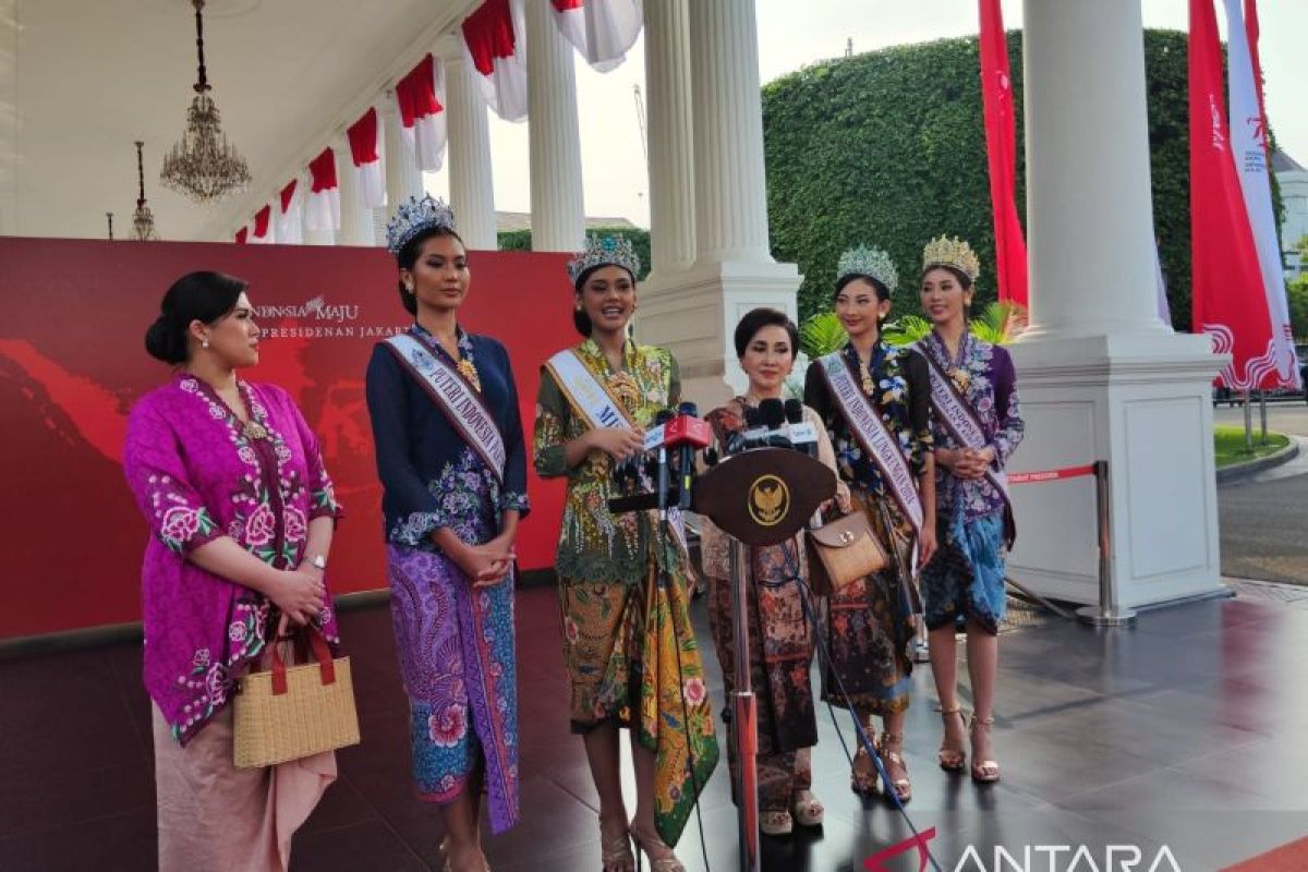 Jokowi menerima Miss Supranational asal Garut Harashta Haifa