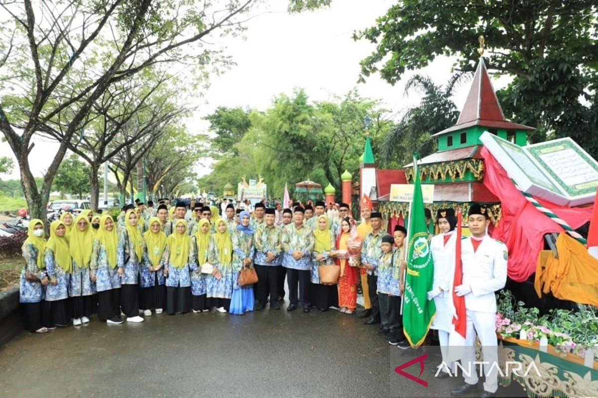 Kafilah HSU pembuka parade pawai MTQN di Tapin 2024