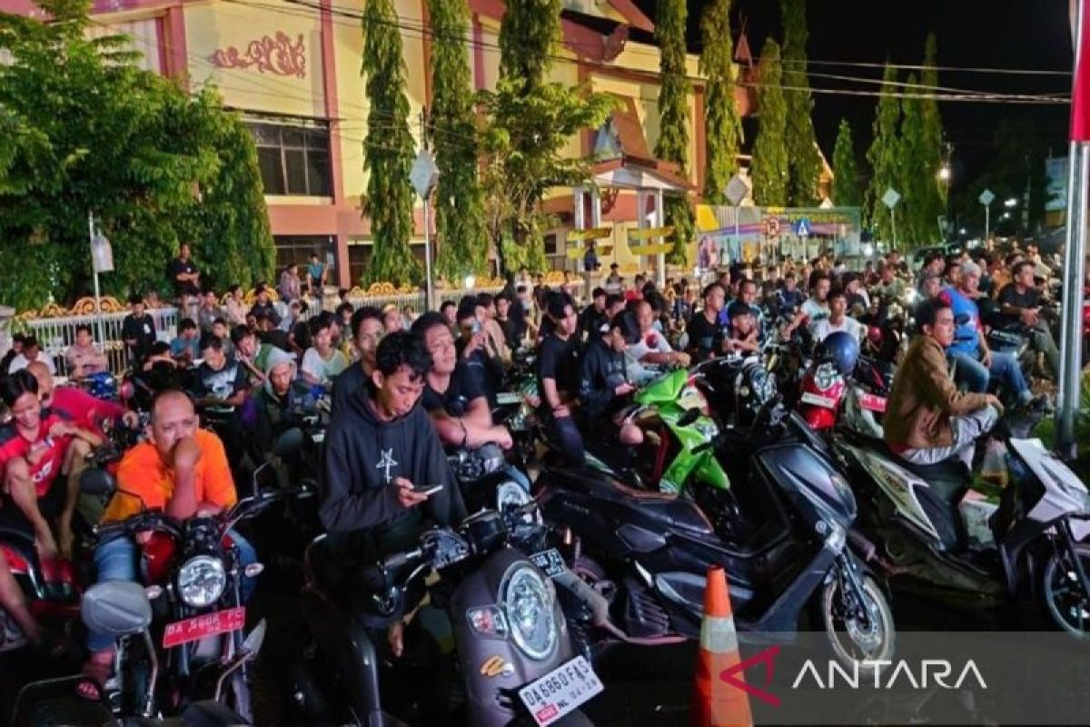 Ribuan masyarakat HSU padati bundaran Kota Amuntai nonbar Timnas Indonesia