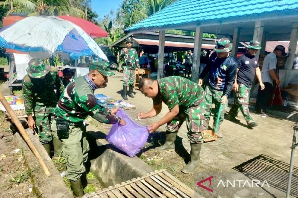 TMMD 121 - Kodim HSS dan masyarakat bersihkan sampah di pasar tradisional