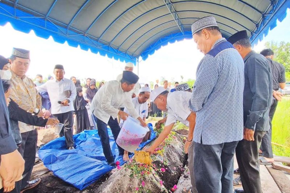 Ratusan masyarakat dan pejabat hadiri pemakaman ayah Pj Bupati Barut